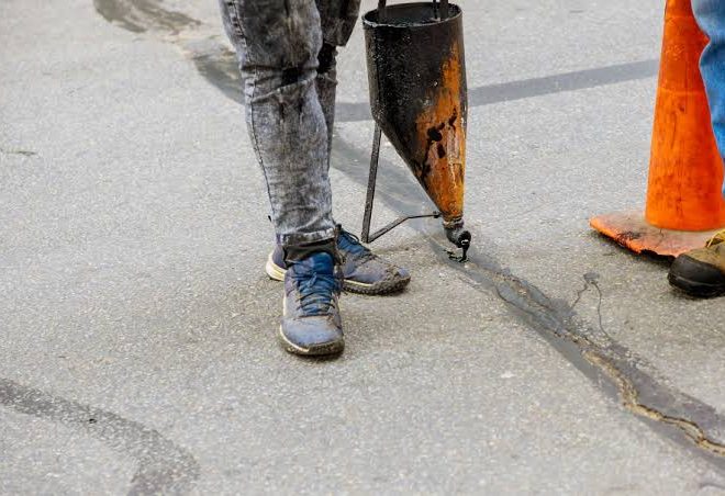 Self-Leveling vs Non-Sag Sealants: Which One Fits Your Crack?
