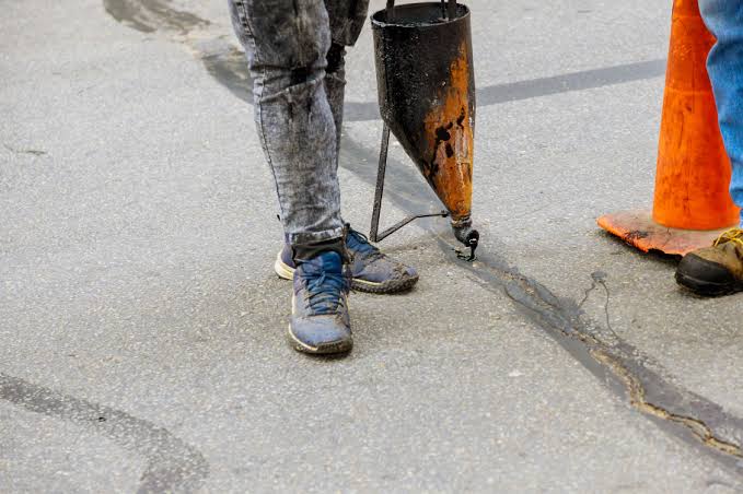 Self-Leveling vs Non-Sag Sealants: Which One Fits Your Crack?